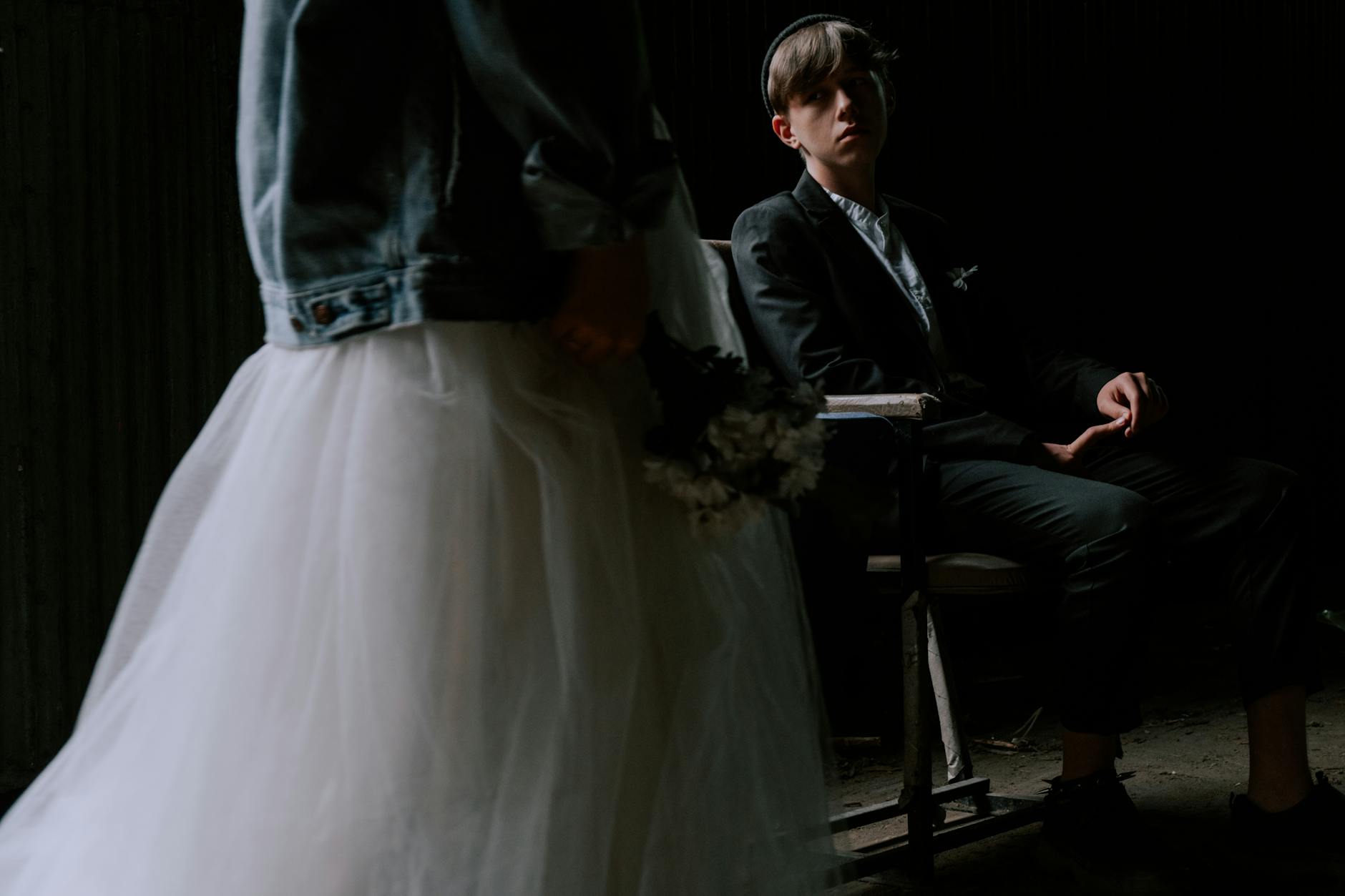 Lachender Brautvater beim Anstoßen