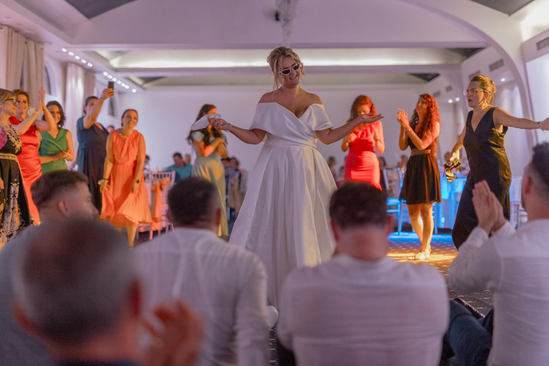 Ausgelassene Braut auf dem Tanzfloor